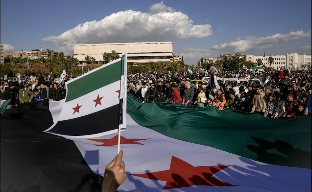 Los participantes gritaron consignas como "Uno, uno, uno, el pueblo sirio unido" y "La victoria para la voluntad de los pueblos"; además, portaron réplicas de la nueva bandera siria, que hasta el pasado domingo representaban a la oposición del país. Foto: AP