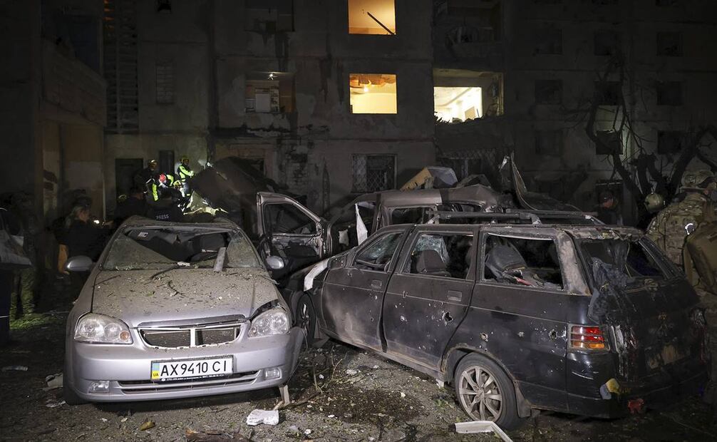 Trabajadores de los servicios de emergencia mueven escombros después de un ataque ruso en un edificio residencial en Kharkiv, Ucrania. Foto: AP