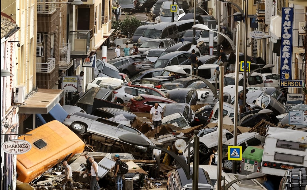 Varios carros quedaron amontonados tras las intensas lluvias que provocaron inundaciones en el sur y este de la península ibérica. Foto: EFE