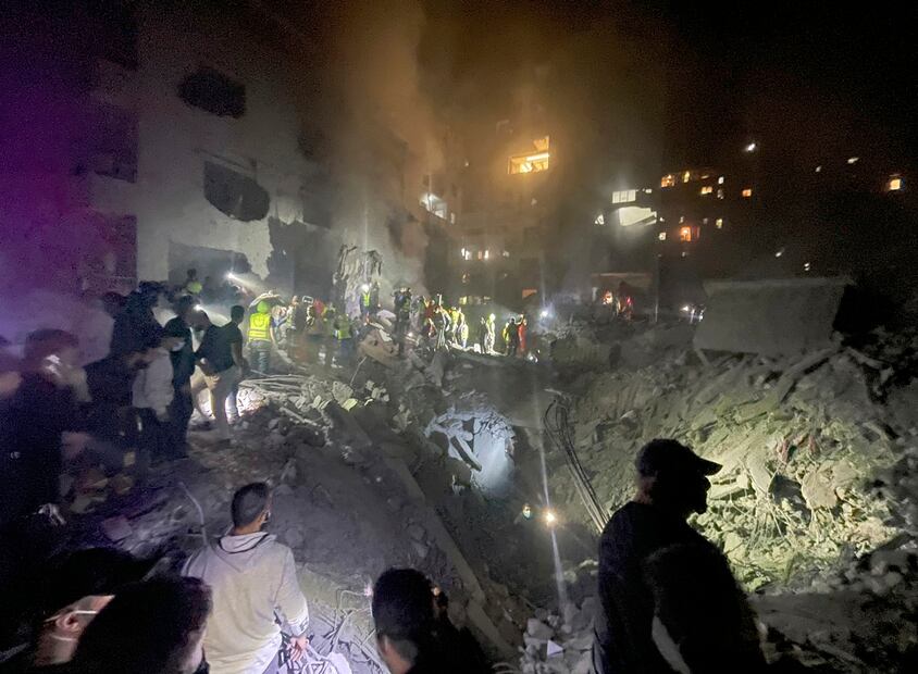 Rescatistas y personas buscan víctimas en el lugar de un ataque aéreo israelí en Beirut, Líbano, la madrugada del sábado 23 de noviembre de 2024. Foto: AP