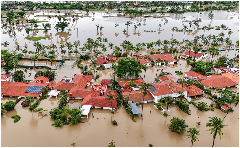 ACAPULCO (MÉXICO), 27/09/2024.- El huracán John en Guerrero, estado del sur de México, por lo que suman 16 fallecidos desde el impacto del ciclón el lunes pasado, de las que 13 son en dicha entidad y otras tres en el vecino Oaxaca. EFE/David Guzmán