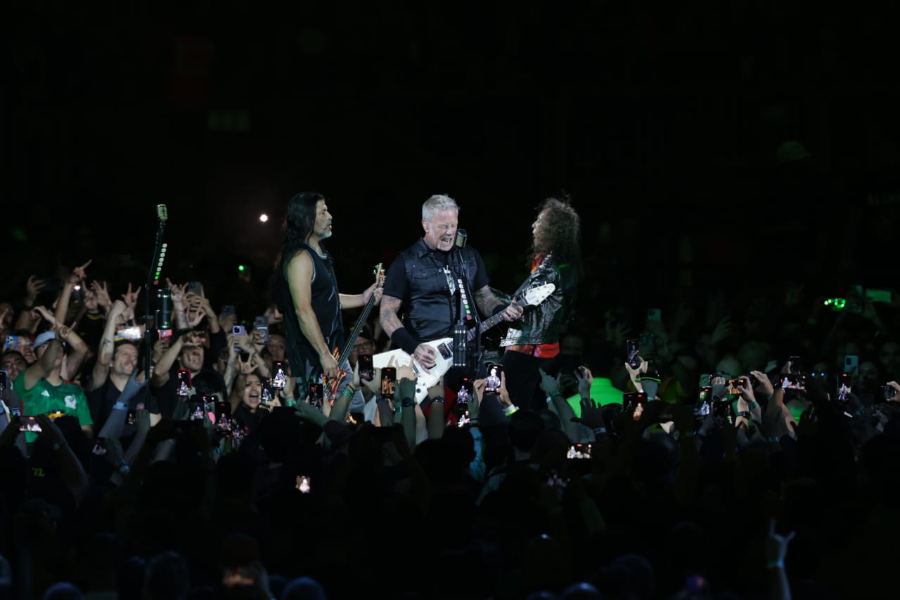 James Hetfield redeems himself alongside Metallica at the GNP Stadium amid fire and mosh pit