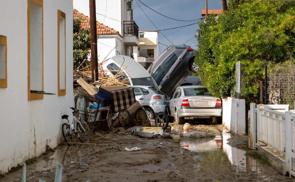 Los coches se amontonaron en una carretera llena de barro tras el paso de la tormenta Bora en Ialyssos, Rodas, Grecia, 01 de diciembre de 2024. La isla de Rodas ha estado en estado de emergencia durante las últimas horas debido al mal tiempo de la tormenta Bora. todavía en curso. La red de carreteras en los municipios de Ialyssos y Kallithea ha resultado dañada. Los jardines de infancia, las escuelas primarias, las escuelas secundarias y las escuelas secundarias de Rodas estarán cerradas el 2 de diciembre de 2024. Foto: EFE