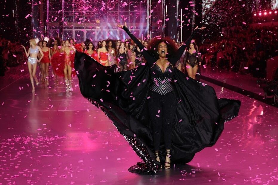 El cierre del desfile con Tyra Banks. Foto: Getty Images