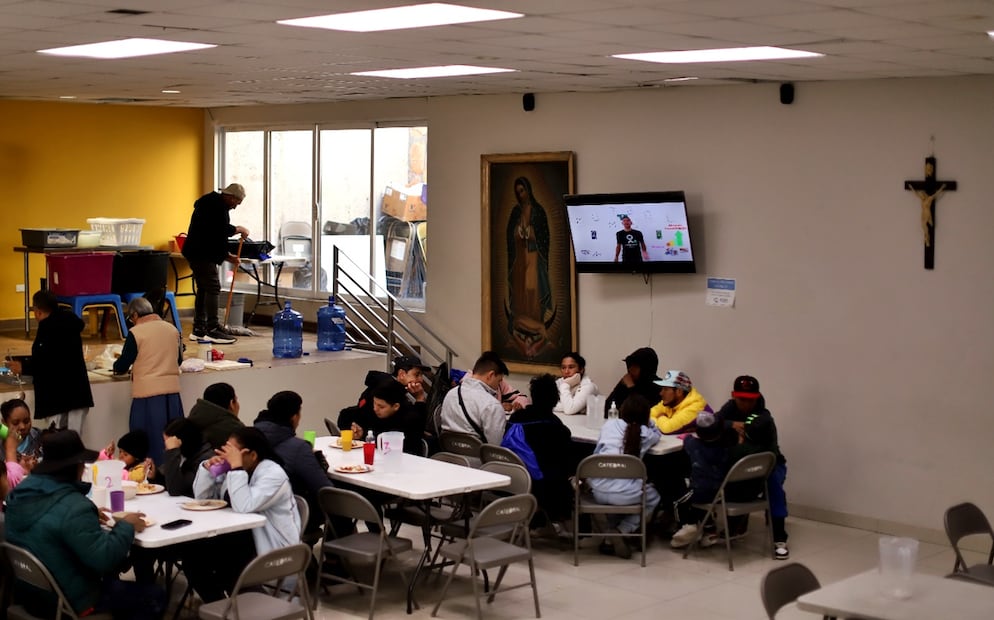 Migrantes acuden al comedor Ministerio para Migrantes de la Catedral de Ciudad Juárez el 15 de enero de 2025. Foto: Christian Torres/EL UNIVERSAL