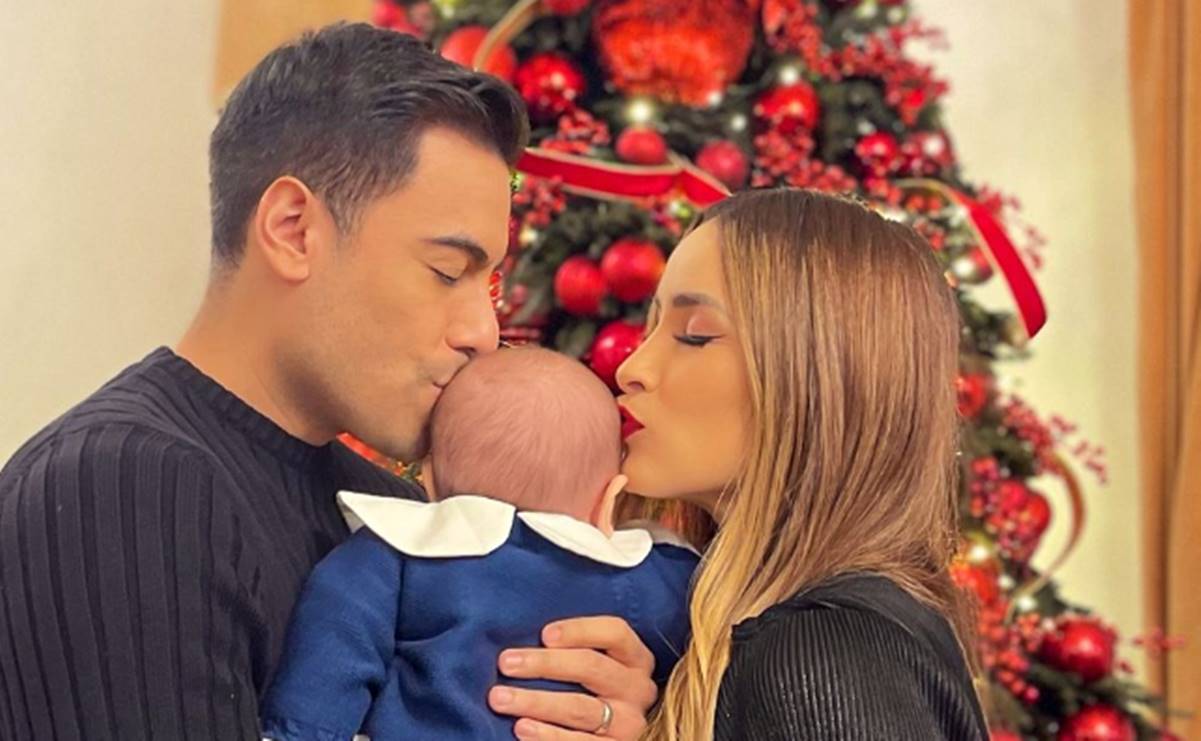 Carlos Rivera y Cynthia Rodríguez con su hijo León en Navidad. Foto: Instagram.