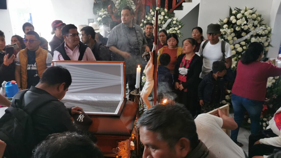 Muchas personas se despiden del sacerdote y le agradecen su presencia en Chiapas. Foto: Fredy Martín Pérez / EL UNIVERSAL