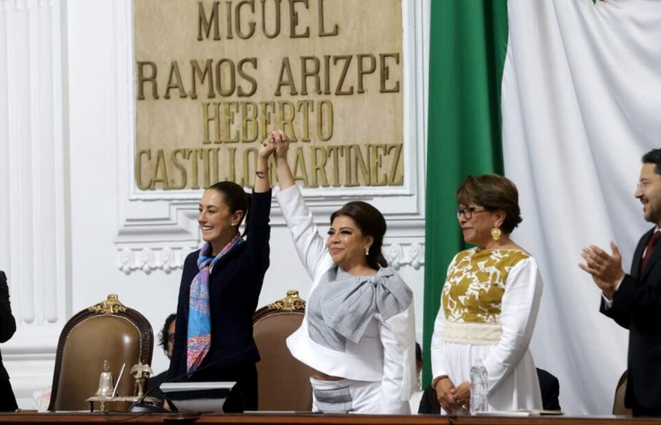 Clara Brugada alza la mano de la presidenta Claudia Sheinbaum; afirma “juntas vamos a construir el segundo piso de la transformación”. Foto: Gabriel Pano/EL UNIVERSAL