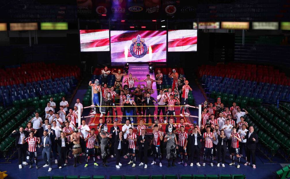 El equipo del Guadalajara rompió el molde de la clásica foto de equipo. Foto: @Chivas