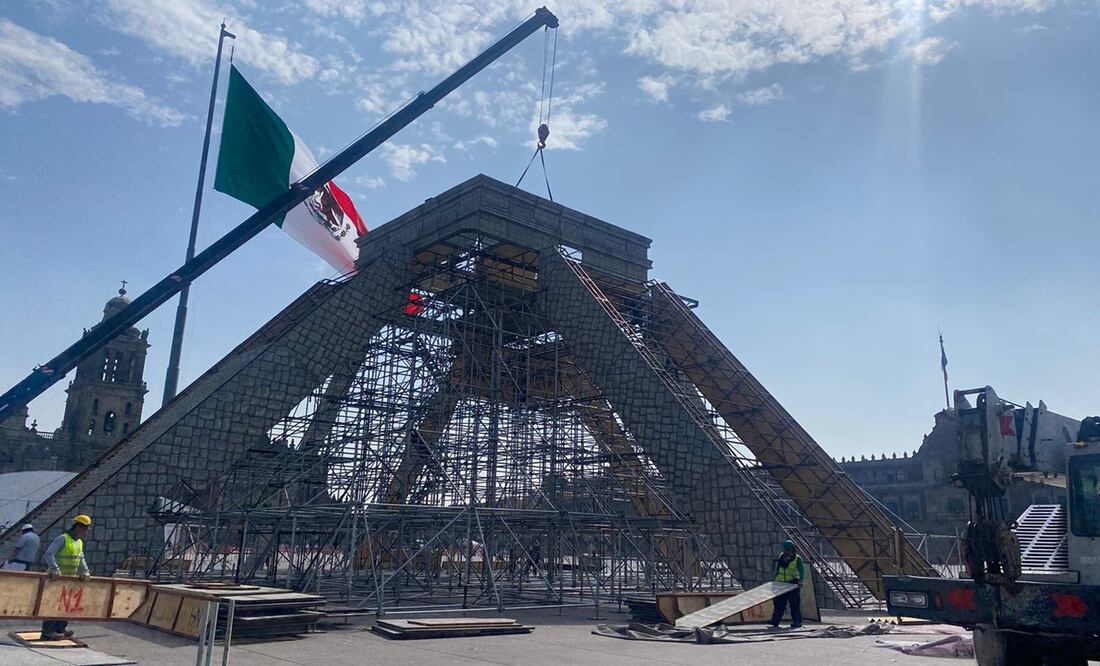 Dan forma a pirámide de Kukulkán en la explanada del Zócalo. Foto: Alberto Acosta