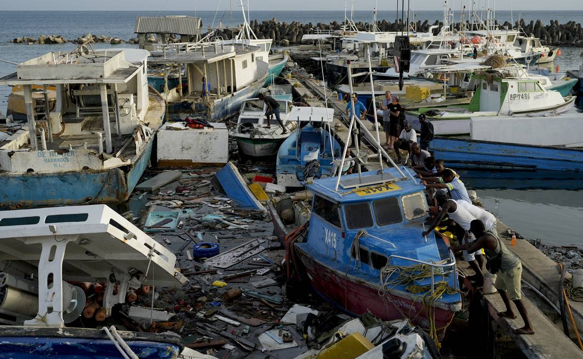 Pescadores empujan un barco dañado por el huracán Beryl. Foto: AP