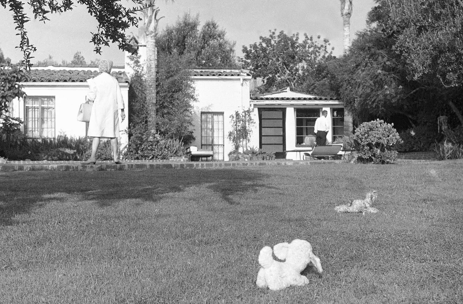 El patio trasero de la casa donde vivió Marilyn Monroe después de que fuera encontrada muerta en Hollywood, el 5 de agosto de 1962. El ayuntamiento de Los Ángeles votó para declarar la casa como un monumento cultural para impedir que sea demolida por sus propietarios. (Foto AP/Harold Filan, archivo)