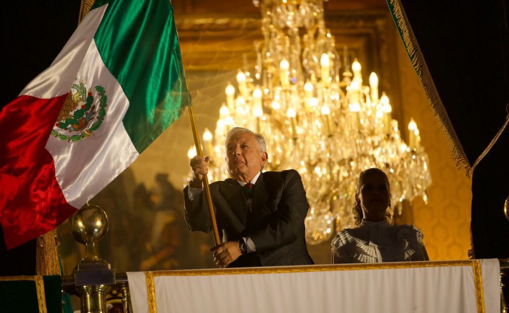 Andrés Manuel López Obrador dando el quinto Grito de Independencia del sexenio. Foto: Germán Espinosa