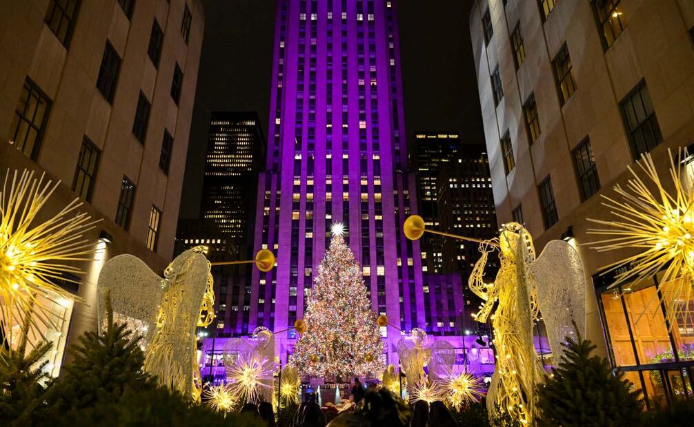 Imagen del árbol de Navidad del Centro Rockefeller, que este año mide 22 metros y pesa once toneladas, en Nueva York, Estados Unidos. Foto: AP