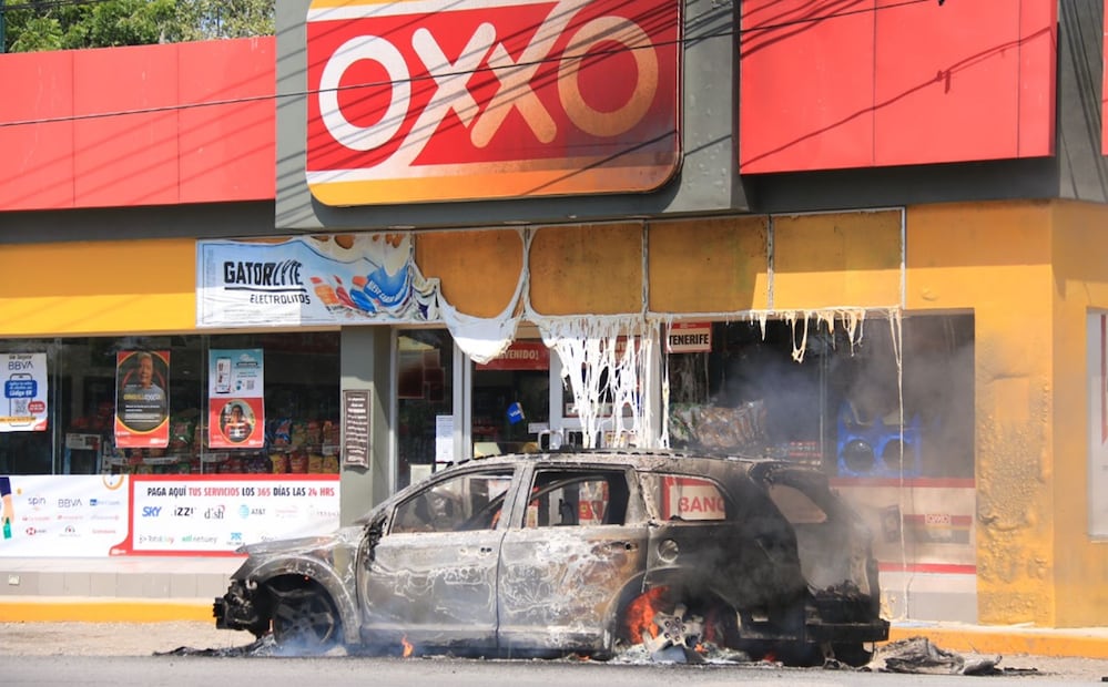 Se reportaron quema de vehículos en puente de la Sierra; incendio de dos abarroteras conocidas como Súper Sánchez en la colonia Gaviotas; incendio de la empresa Plásticos Mendoza en el centro de Villahermosa. Foto: Luma López/EL UNIVERSAL