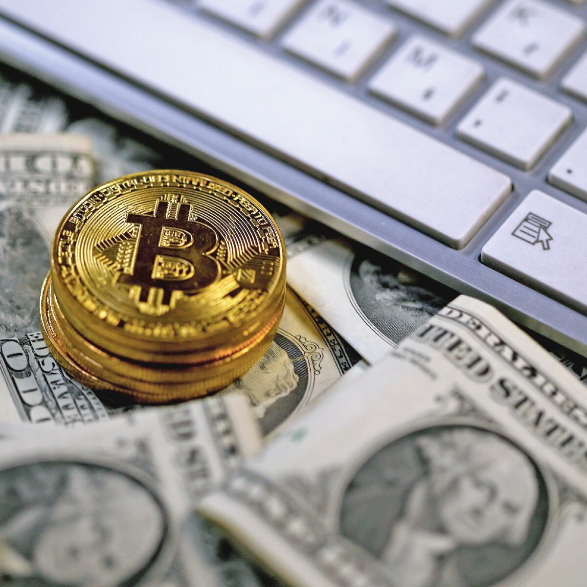 La evolución del Bitcoin descendente que esta rozando los 54 mil dólares, está vinculada a la desaceleración de la economía de Estados Unidos. Foto: EL UNIVERSAL