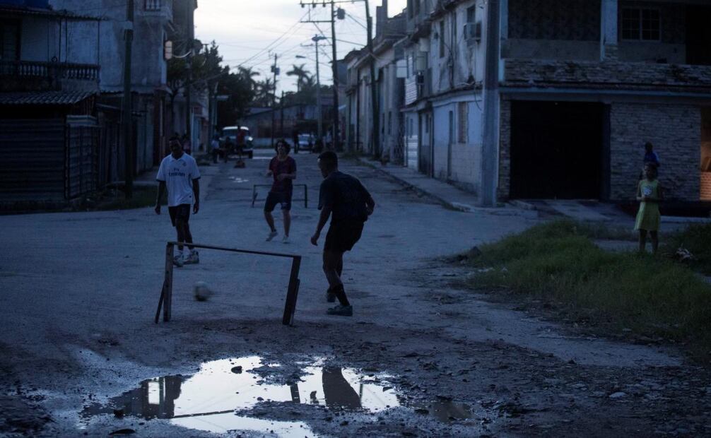 Varios jóvenes juegan fútbol durante un apagón, este viernes en el municipio Cerro, en La Habana (Cuba). Los dos apagones totales que ha sufrido Cuba en las últimas tres semanas son un desastre económico, político y social que vienen a ahondar la crisis multidimensional que sufre el país, coinciden en destacar expertos consultados por EFE. Foto: EFE