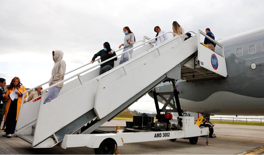 Un avión de la FAC que transporta a 110 ciudadanos deportados de Estados Unidos aterrizó en el aeropuerto internacional El Dorado en Bogotá. Foto: EFE