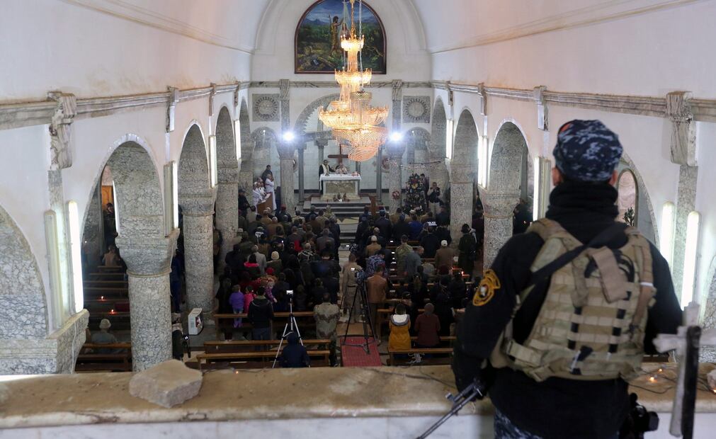 Un oficial hace guardia en una iglesia cerca de Mosul, en Irak; el recinto estaba ocupado por miembros del Estado Islámico. Foto: EFE