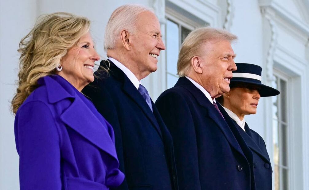 El presidente estadounidense Joe Biden y la primera dama Jill Biden saludan al presidente electo Donald Trump y Melania Trump cuando llegan a la Casa Blanca en Washington, DC, el 20 de enero de 2025, antes de partir hacia el Capitolio de los Estados Unidos, donde Trump prestará juramento como 47º presidente de Estados Unidos. Foto: AFP