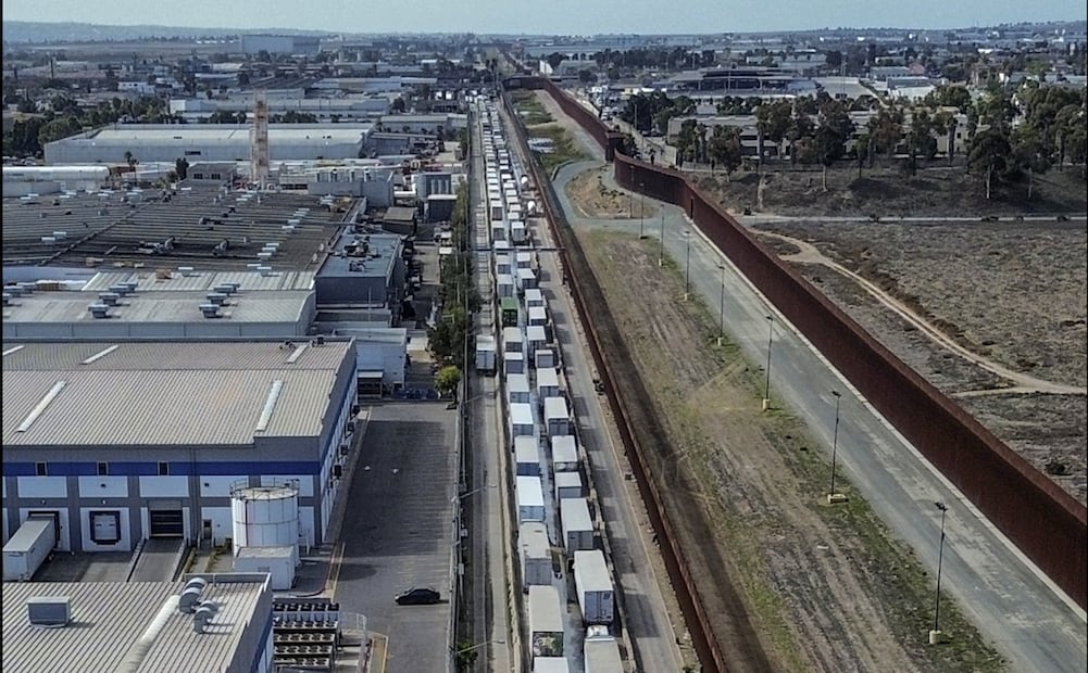 Una fila de camiones espera hasta ocho horas para cruzar la frontera con Estados Unidos en Tijuana, México, tras la activación este viernes 14 de febrero de 2025 de protocolos de seguridad e inspección de documentación. Foto: EFE