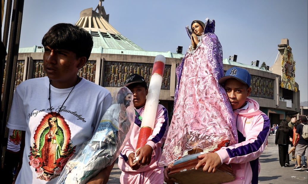 “Me empujaron y me bolsearon. Tuve que darles 50 pesos porque estaban muy agresivos, pero me estaban pidiendo 100 y me decían que a Dios no le gusta que digas ‘no traigo’”, contó Julio Rodríguez, visitante de la Basílica. Foto: Berenice Fregoso/EL UNIVERSAL