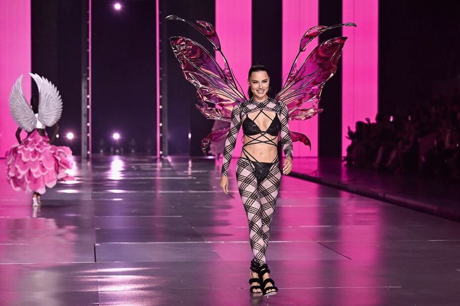 La supermodelo brasileña Adriana Lima regresa al fashion show de Victoria's Secret. Foto: AP