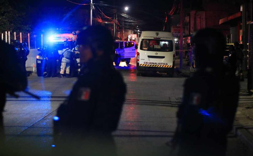 policías estatales custodian la zona del ataque al bar azul. Foto: Luis Manuel López / EL UNIVERSAL