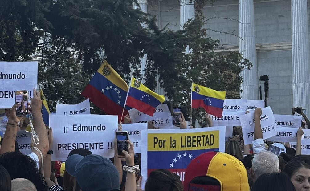 Manifestantes concentrados frente al Congreso de España. Foto: X @puzkas