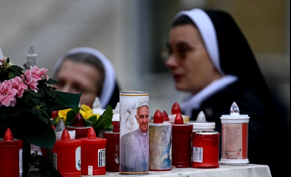 Imagen de un altar improvisado dedicado al papa Francisco a las puertas del hospital Gemelli de Roma, el 20 de febrero de 2025, donde permanece ingresado desde hace casi una semana. Foto: EFE