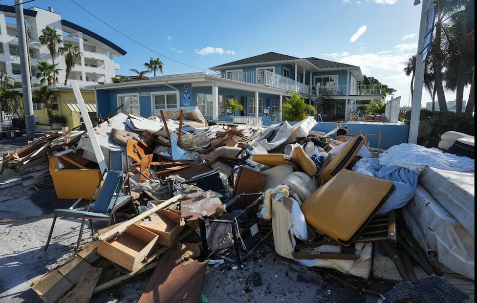 Residente sacan escombros en Clearwater Beach, Florida, tras el paso del meteoro. Foto: AFP