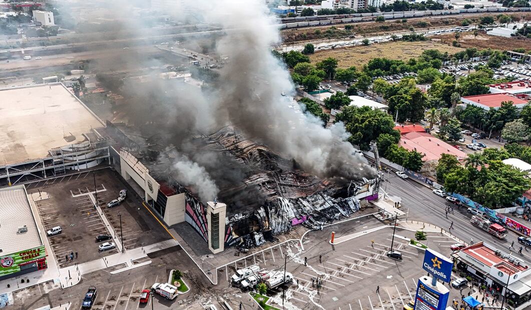 Incendio arrasa con casino y plaza comercial en Culiacán, Sinaloa. Foto: Cuartoscuro.com