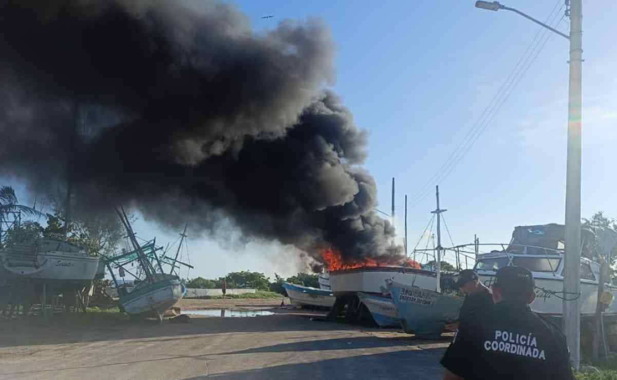Se incendia barco en Dzilam de Bravo, Yucatán; aún se desconocen las causas