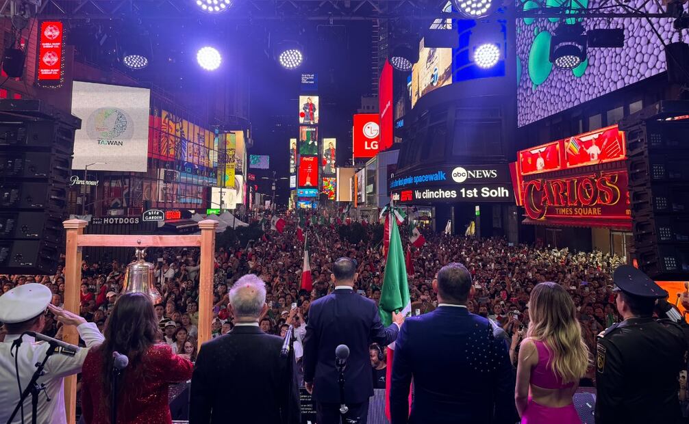 Belinda acompaña al cónsul Jorge Islas en el primer Grito de Independencia en el Times Square de NY. Foto: X @Jorge_IslasLo