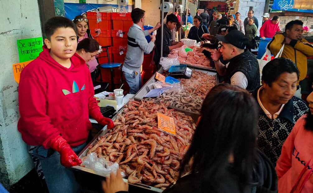 Desde tempranas horas, cientos de personas se han dado cita en el mercado de la Nueva Viga para surtirse de mariscos frescos a fin de celebra el jueves y Viernes Santo. Los precios de la mojarra va de los 80-120 pesos por kilo, mientras que el camarón oscila entre los 180-270 pesos el 28 marzo del 2024. Foto: Cuartoscuro