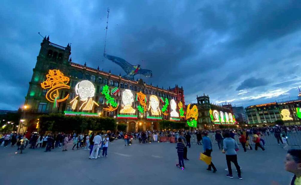 El ambiente es festivo, y los paseantes disfrutan de este espacio público, la mayoría a pie y algunos en bici, mientras los menores se divierten volando papalotes, así como con globos y artículos luminosos este 22 de septiembre de 2024. Foto: Alberto Acosta/EL UNIVERSAL