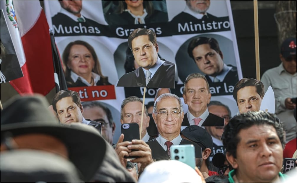 Simpatizantes del poder judicial rompen en llanto tras la votación del proyecto en la suprema corte de justicia de la nación Foto: Gabriel Pano/EL UNIVERSAL