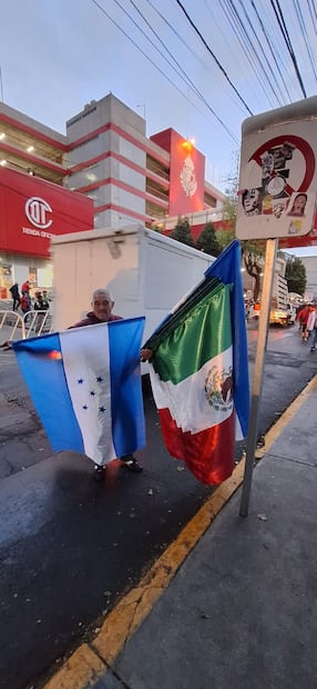 Vendedor de banderas en Toluca FOTO: SEBASTIÁN GARCÍA - EL UNIVERSAL