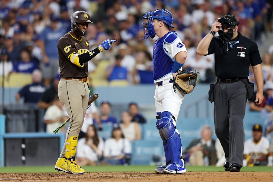 Jurickson Profar, de los San Diego Padres, intercambia palabras con Will Smith, catcher de Los Angeles Dodgers, en el sexto inning del juego dos de la Serie Divisional. FOTO: AFP