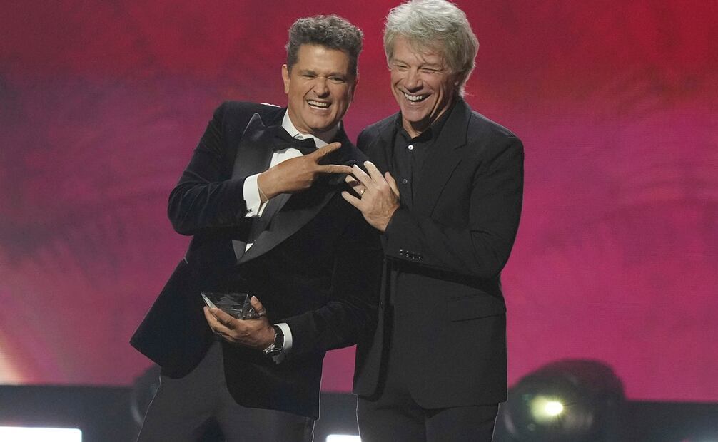 Carlos Vives junto a  Jon Bon Jovi en los Latin Grammy Awards. Foto: AP