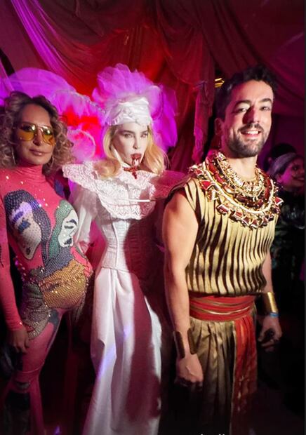 En su Halloween, Belinda posa junto a Geraldine Bazán y Luis Gerardo Méndez.
Foto: Instagram