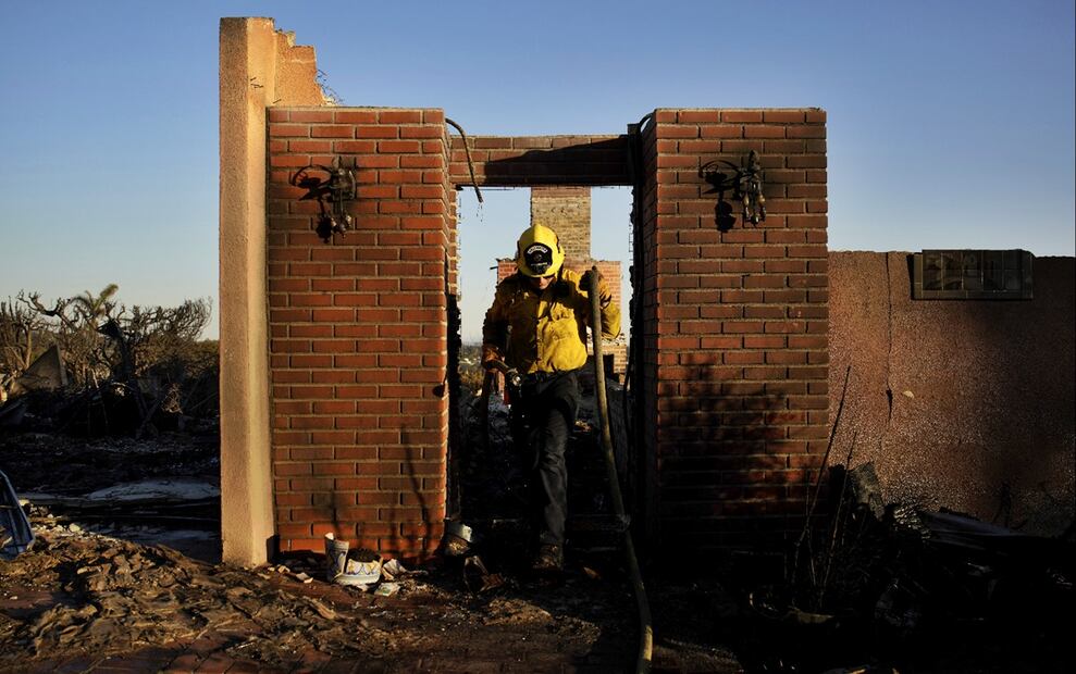 Equipos de búsqueda rescatan a las personas fallecidas en los devastadores incendios de Los Ángeles al desplazarse de casa en casa; mientras, bomberos se preparan para los vientos huracanados que podrían avivar los incendios, el 13 de enero de 2025. Foto: AP