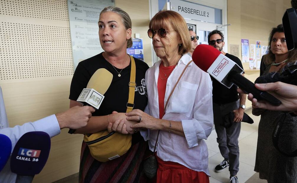 Gisele Pelicot y su hija Caroline Darian hablan con los medios de comunicación después de abandonar el tribunal penal de Aviñón. Foto: EFE