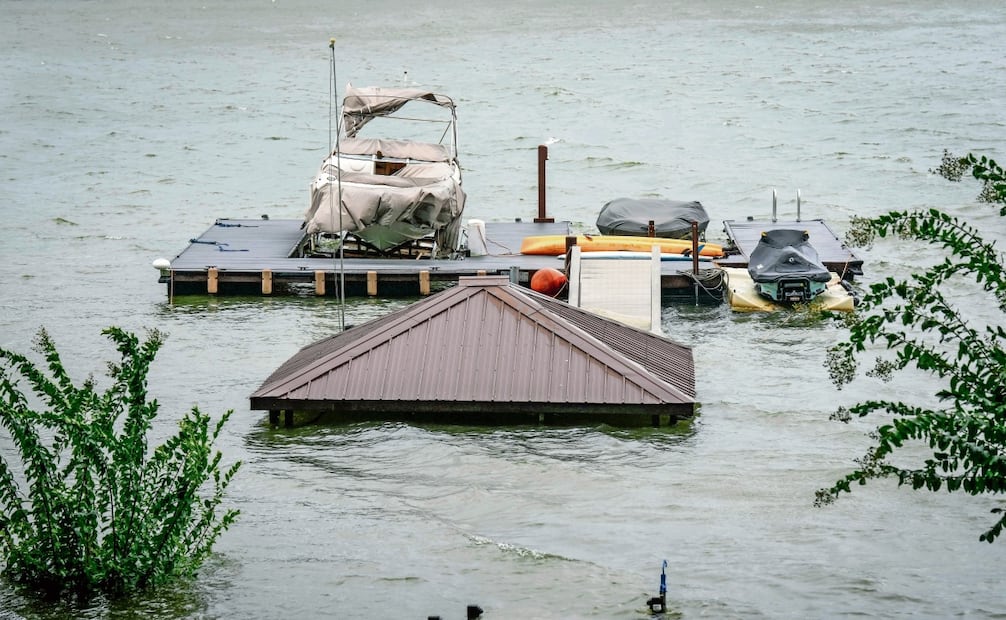 Un kiosko y las escaleras que conducen a él, cubiertos por el agua, en Morganton, Carolina del Norte. Foto: Kathy Kmoniceck / AP