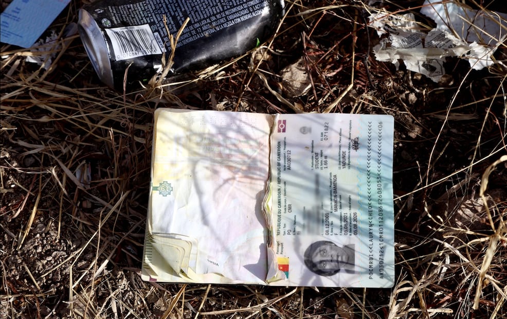 Pasaportes e identificaciones oficiales de personas de diversos países del mundo son destruidos y mutilados en el desierto fronterizo entre México y EU. Foto: Valente Rosas/EL UNIVERSAL