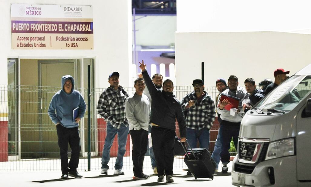 Veintitrés trabajadores de plantíos en Denver, Colorado, llegaron la noche del 21 de enero de 2025, a la garita El Chaparral, en Tijuana, Baja California. Foto: Diego Simón/EL UNIVERSAL