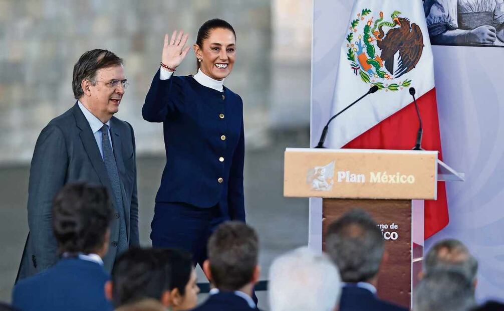 Claudia Sheinbaum, presidenta de México, acompañada por Marcelo Ebrard, secretario de Economía, ayer en el Museo de Antropología. Foto: Berenice Fregoso / EL UNIVERSAL