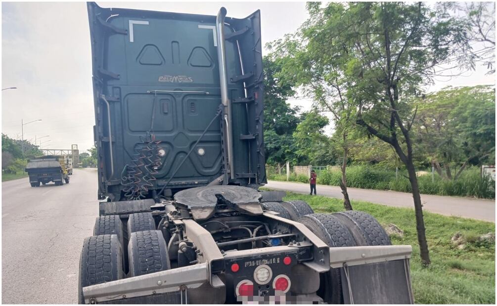 Un individuo robó y condujo un tractocamión bajo los efectos de alguna droga mientras el motor estaba encendido. Foto: Especial