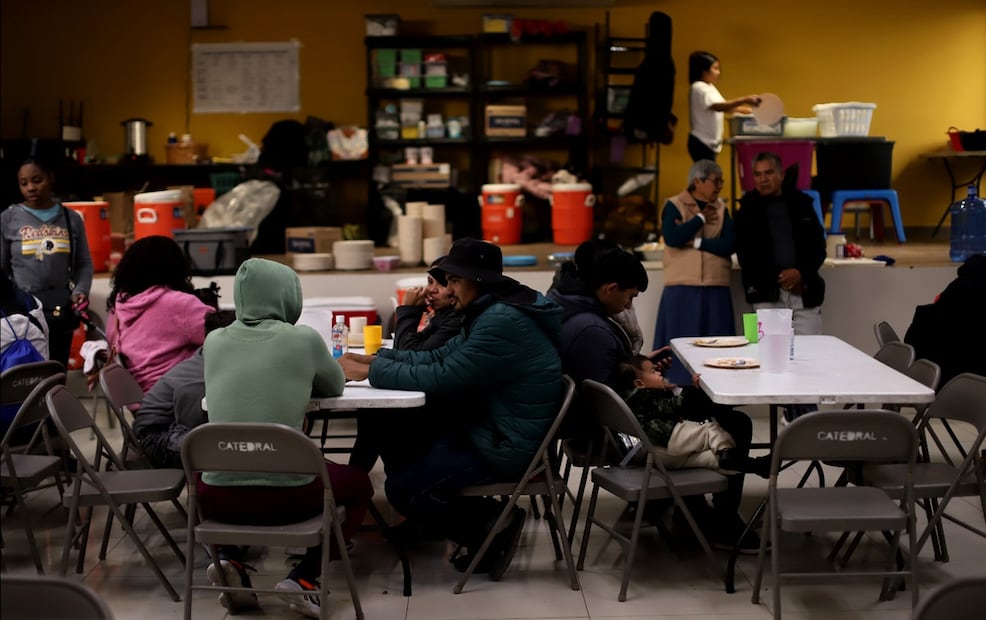 Migrantes acuden al comedor Ministerio para Migrantes de la Catedral de Ciudad Juárez el 15 de enero de 2025. Foto: Christian Torres/EL UNIVERSAL