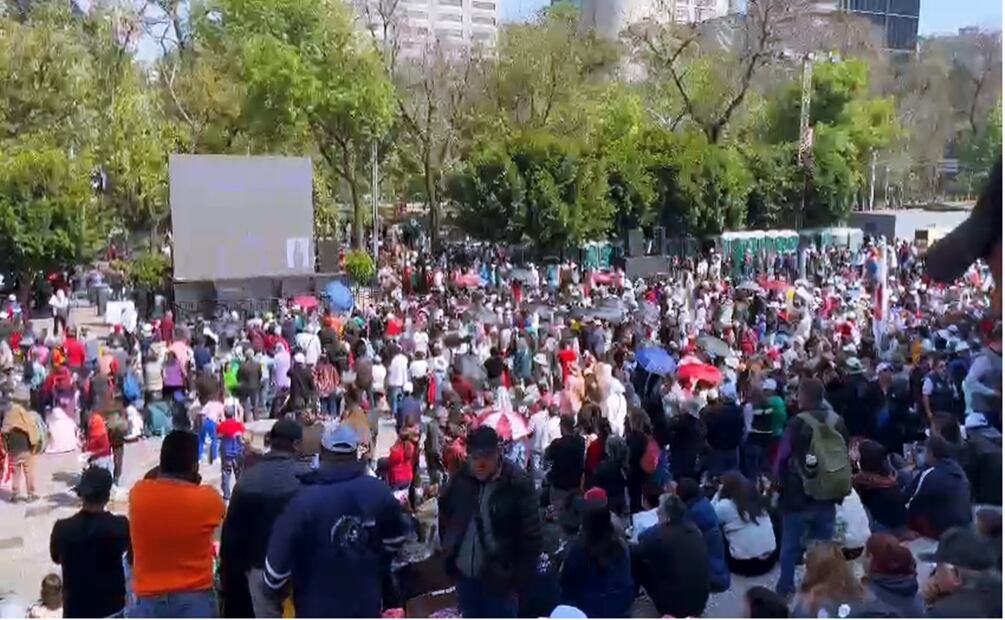 Simpatizantes esperan afuera del Auditorio Nacional para el informe de Clara Brugada a 100 días de su gobierno. Foto: Captura de pantalla